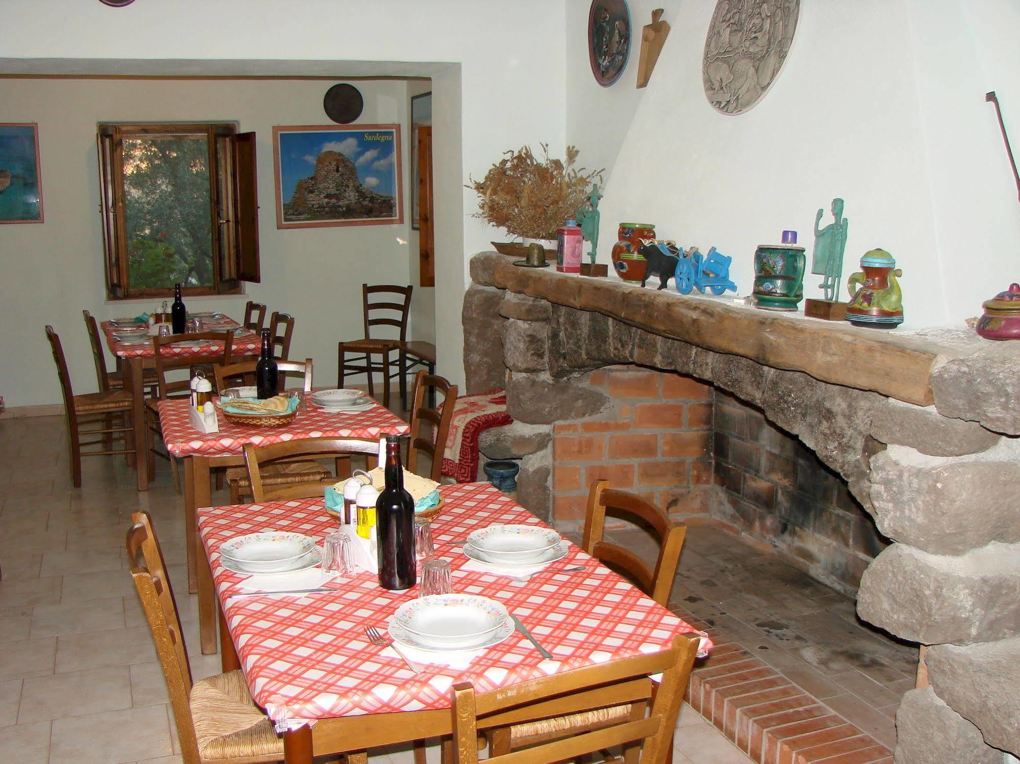 קאלה גונונה Agriturismo Su Tiresi מראה חיצוני תמונה